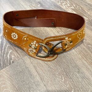 Línea Pelle wide leather figurine embossed adjustable front hook metal belt